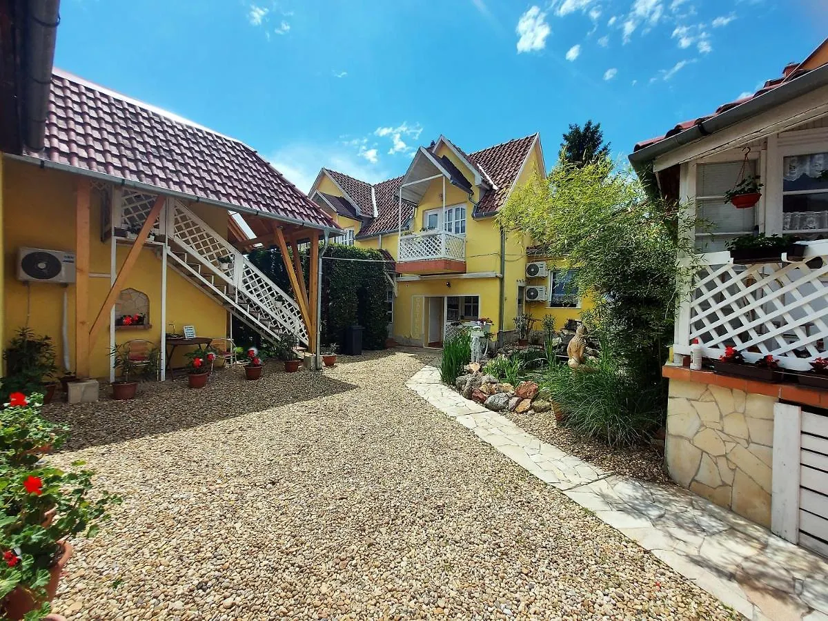 Castello Vendeg Es Apartmanhaz Eger Apartment